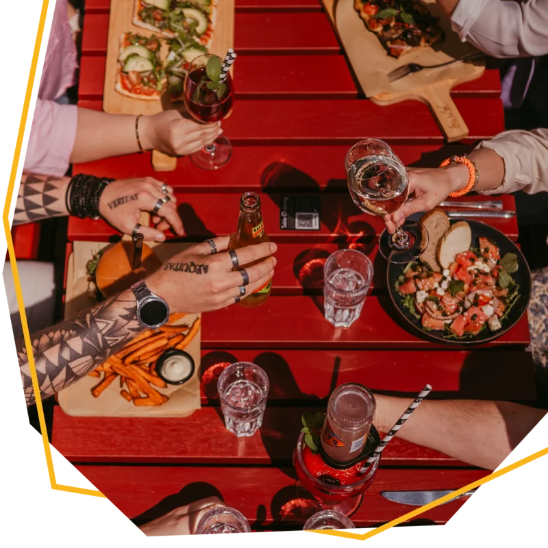 CDS_Speisekarte_Burger mit Beilagen_Header_webp Dem Gast servierte Burger mit Beilagen und Getränken.