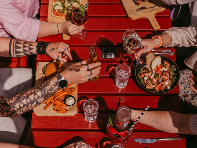 CDS_Speisekarte_Burger mit Beilagen_Header_webp Dem Gast servierte Burger mit Beilagen und Getränken.